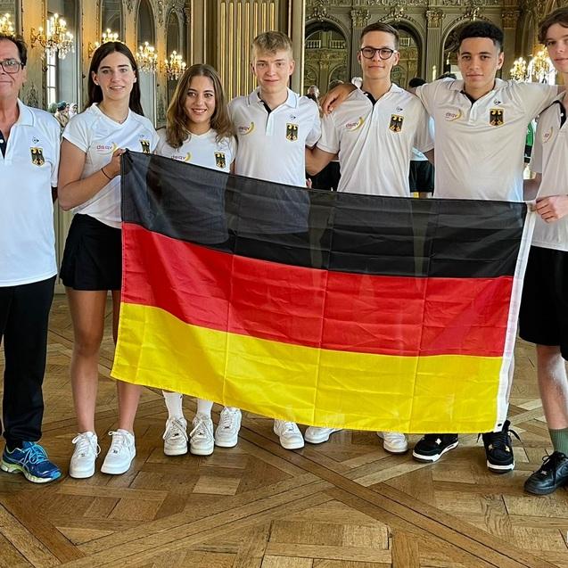 Bundeshonorartrainer U19 Rainer M&uuml;ller mit der deutschen U19-Mannschaft in Nancy - Bild: DSQV