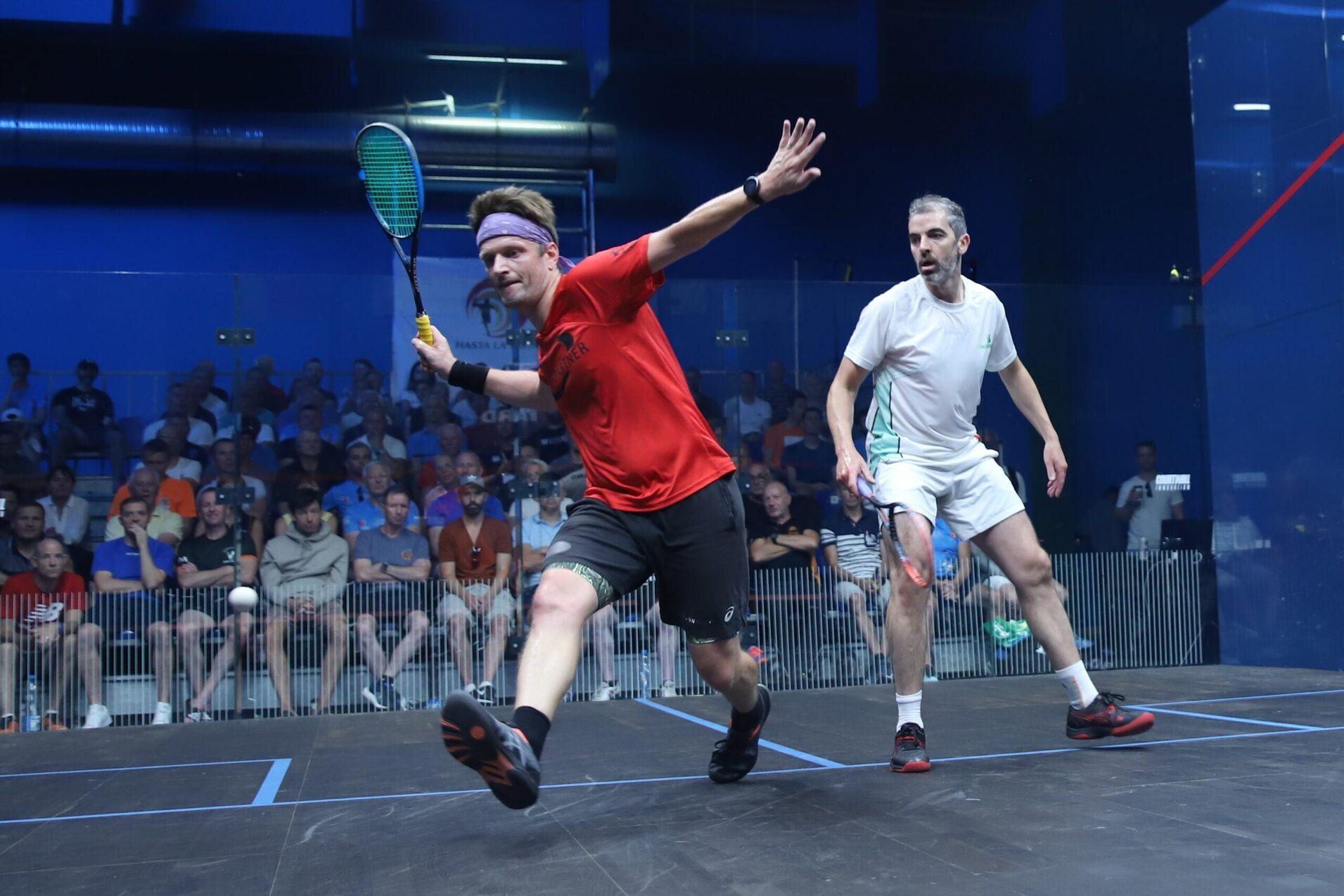 Heiko Schwarzer (li) besiegt im M40+ Halbfinale den Iren Nigel Peyton in drei S&auml;tzen und spielt morgen um den WM-Titel - Bild: Felix Paal