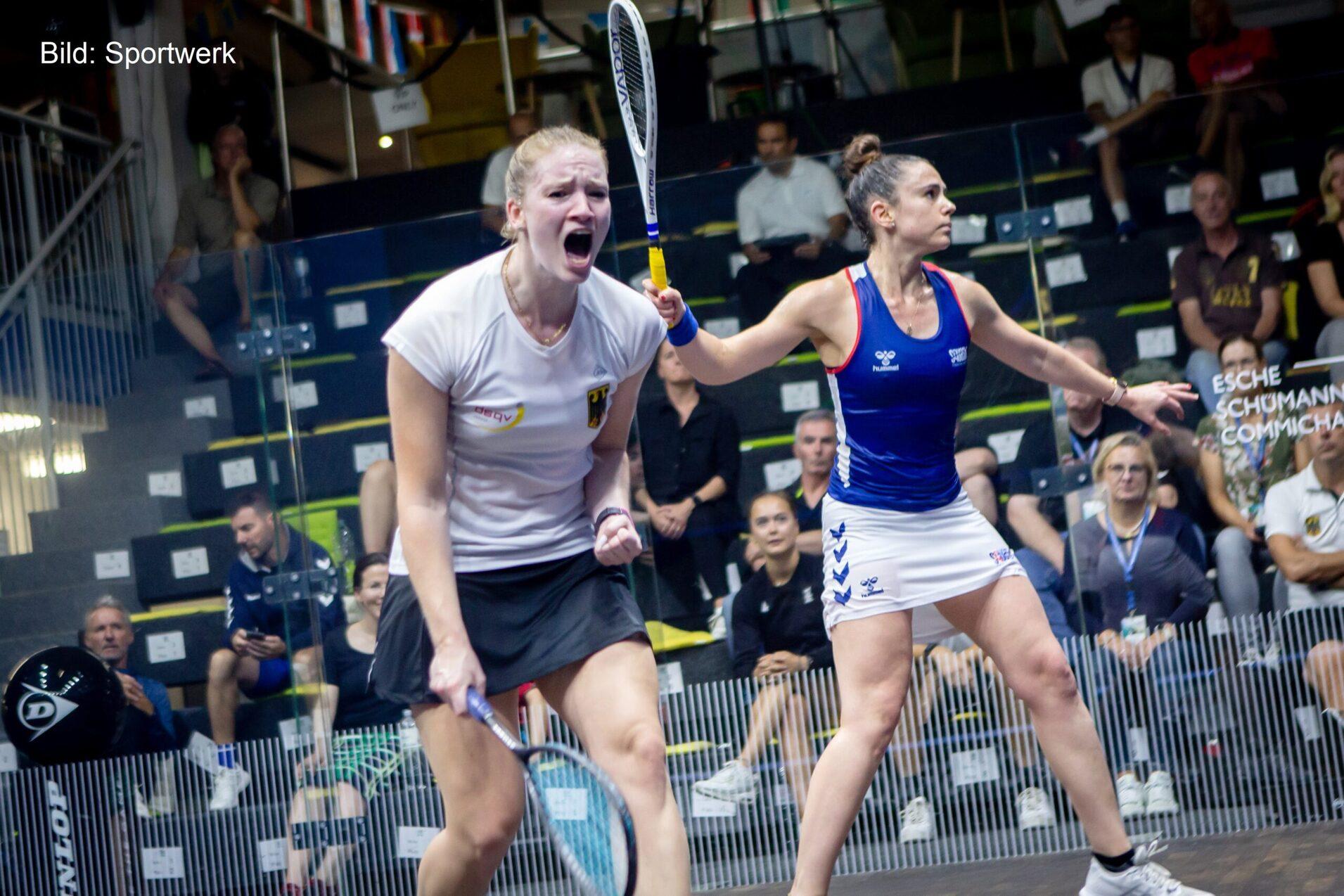 Saskia Beinhard (li) besiegte die Weltranglisten-42. Enora Villard in drei Sätzen und spielt abschließend um Platz fünf der EM - Bild: Sportwerk