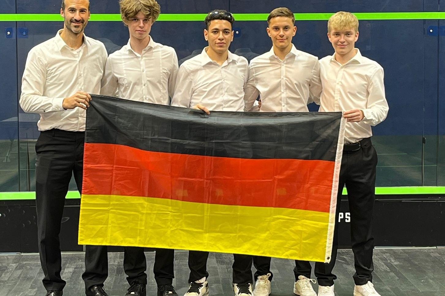Bundestrainer Nachwuchs Simon Rösner (li) mit Fabian Igelbrink, Youssef Elgammal, Dennis Welte und Florian Stöger (v.l.n.r.) im Rahmen der feierlichen Abschlussveranstaltung - Bild: DSQV