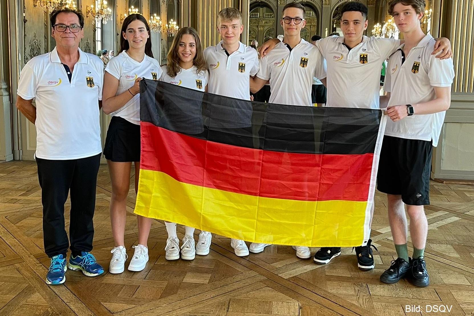Bundeshonorartrainer U19 Rainer M&uuml;ller mit der deutschen U19-Mannschaft in Nancy - Bild: DSQV