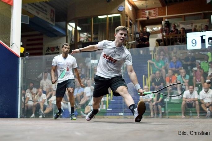 Yannik Omlor (re) besiegt den Inder Mahesh Mangaonkar (li) an der Topposition - Bild: Christian Lortat