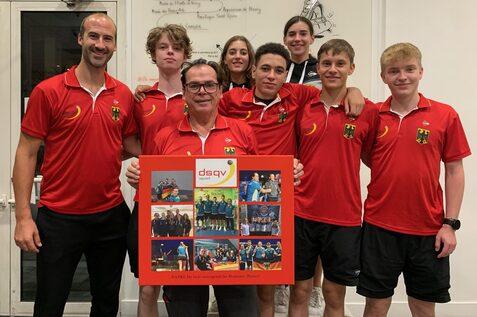 Die deutsche Jugend-Nationalmannschaft U19 verabschiedet sich zusammen mit Bundestrainer Nachwuchs Simon R&ouml;sner (li) von ihrem langj&auml;hrigen Bundeshonorartrainer U19 Rainer M&uuml;ller (3.v.l.) - Bild: DSQV