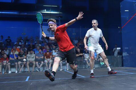 Heiko Schwarzer (li) besiegt im M40+ Halbfinale den Iren Nigel Peyton in drei S&auml;tzen und spielt morgen um den WM-Titel - Bild: Felix Paal