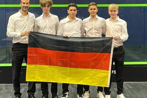 Bundestrainer Nachwuchs Simon R&ouml;sner (li) mit Fabian Igelbrink, Youssef Elgammal, Dennis Welte und Florian St&ouml;ger (v.l.n.r.) im Rahmen der feierlichen Abschlussveranstaltung - Bild: DSQV