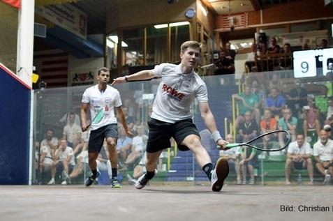 Yannik Omlor (re) besiegt den Inder Mahesh Mangaonkar (li) an der Topposition - Bild: Christian Lortat