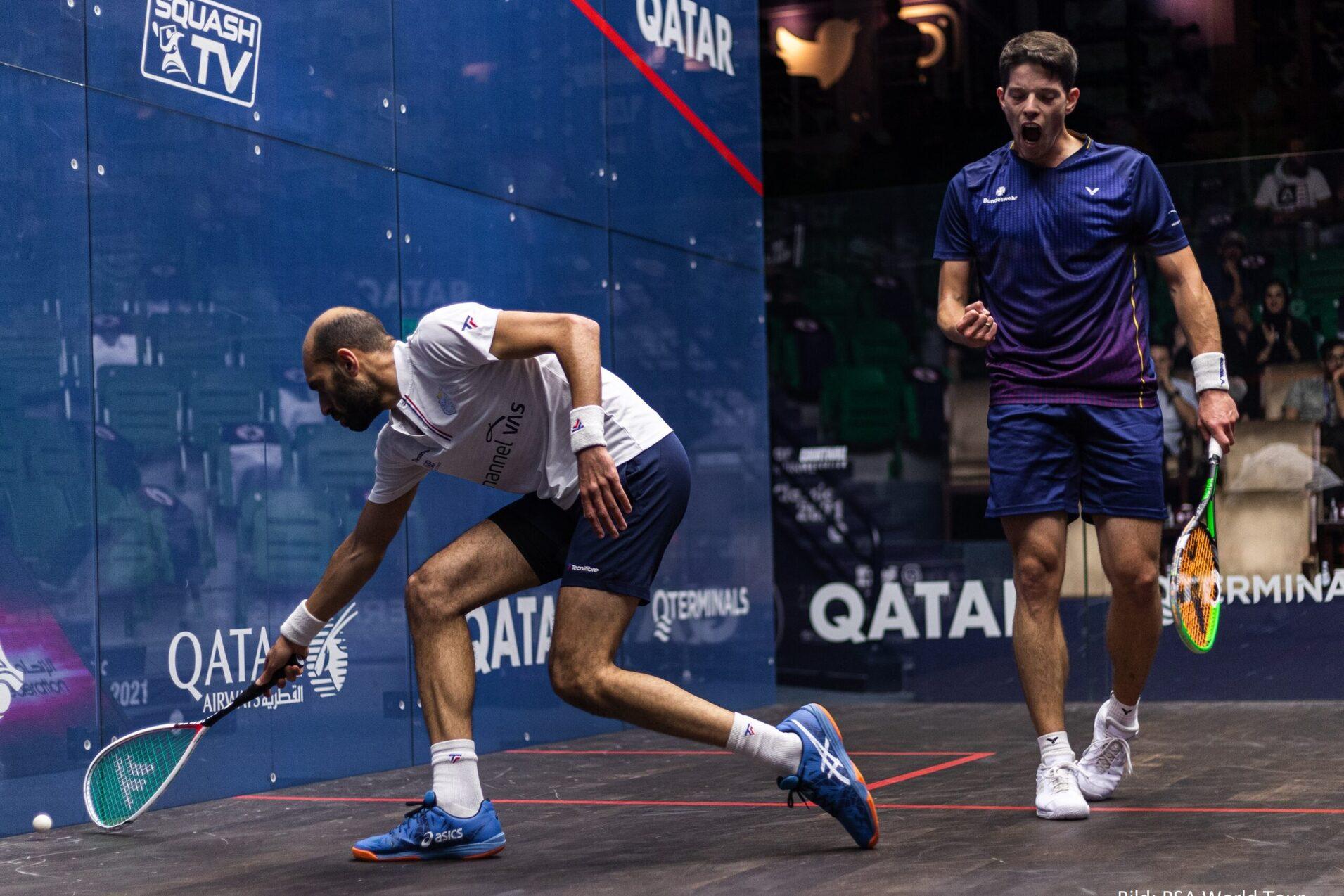 Raphael Kandra (re) in einem Match gegen Marwan Elshorbagy (li) bei den Qatar Classic - Bild (Archiv): PSA World Tour