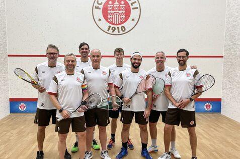 Ein Gro&szlig;teil der neuen Squash-Mannschaft beim FC St. Pauli, die im Ligaspielbetrieb des Hamburger Squash Verbandes e.V. (HHSV) in der Landesliga B auf Punktejagd geht
