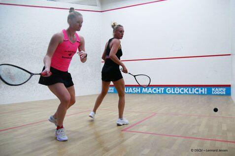 Saskia Beinhard (li) gewinnt das Damen-Finale gegen Sharon Sinclair (re) - Bild: DSQV - Lennard Jessen