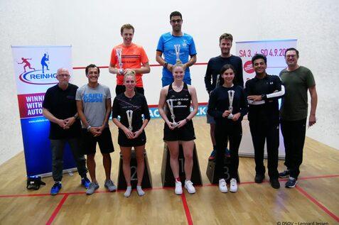 Die auf Platz eins bis drei Platzierten bei Damen und Herren A sowie Turniersponsor Karsten Reinholz (1.v.l.), KAIFU LODGE - Gesch&auml;ftsleiter Kevin Nafar (2.v.l.), Steve Morid, stellvertretend f&uuml;r die Squash-Community Hamburg (2.v.r.), und DSQV-P