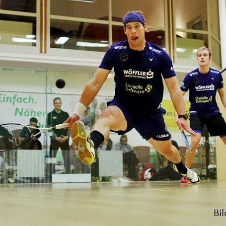 Rudolf Rohrmüller (li) besiegt im Viertelfinale seinen Mannschaftskollegen Miguel Mathis (re) klar in drei Sätzen - Bild: Christian Lortat