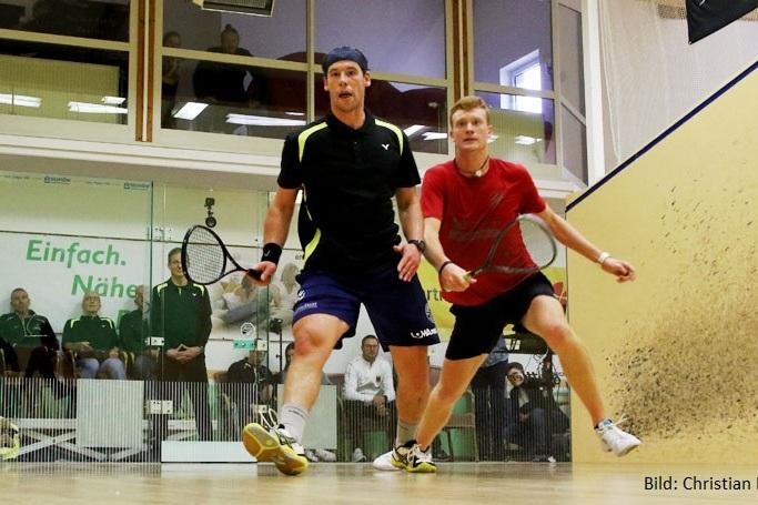 Rudi Rohrmüller (li) gewinnt in drei Sätzen gegen Jan Wipperfürth - Bild: Christian Lortat