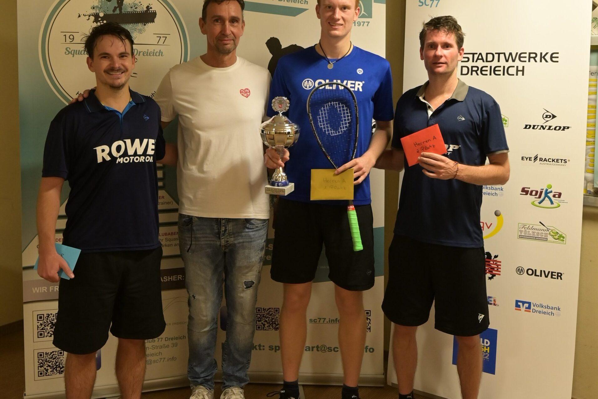 Peter Molzberger vom Verein SC 77 Dreieich (2.v.l.) mit dem Herren A-Podest: Carsten Schoor, Jan Wipperfürth und Ben Petzoldt (v.l.n.r.) - Bild: Peter Höfling