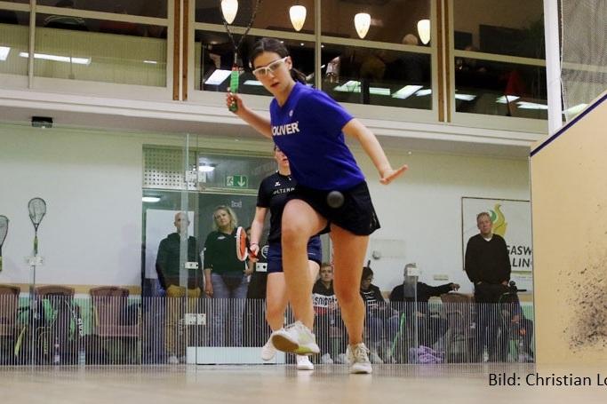 Maya Weishar (vorne) gewinnt ihr Auftaktmatch gegen Stella Kaufmann - Bild: Christian Lortat
