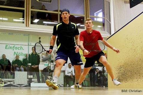Rudi Rohrm&uuml;ller (li) gewinnt in drei S&auml;tzen gegen Jan Wipperf&uuml;rth - Bild: Christian Lortat