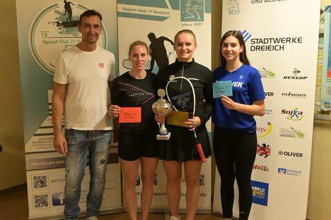 Peter Molzberger (li) vom SC 77 Dreieich mit dem Damenpodest: Sharon Sinclair, Katerina Tycova und Maya Weishar (v.l.n.r.) - Bild: Peter H&ouml;fling