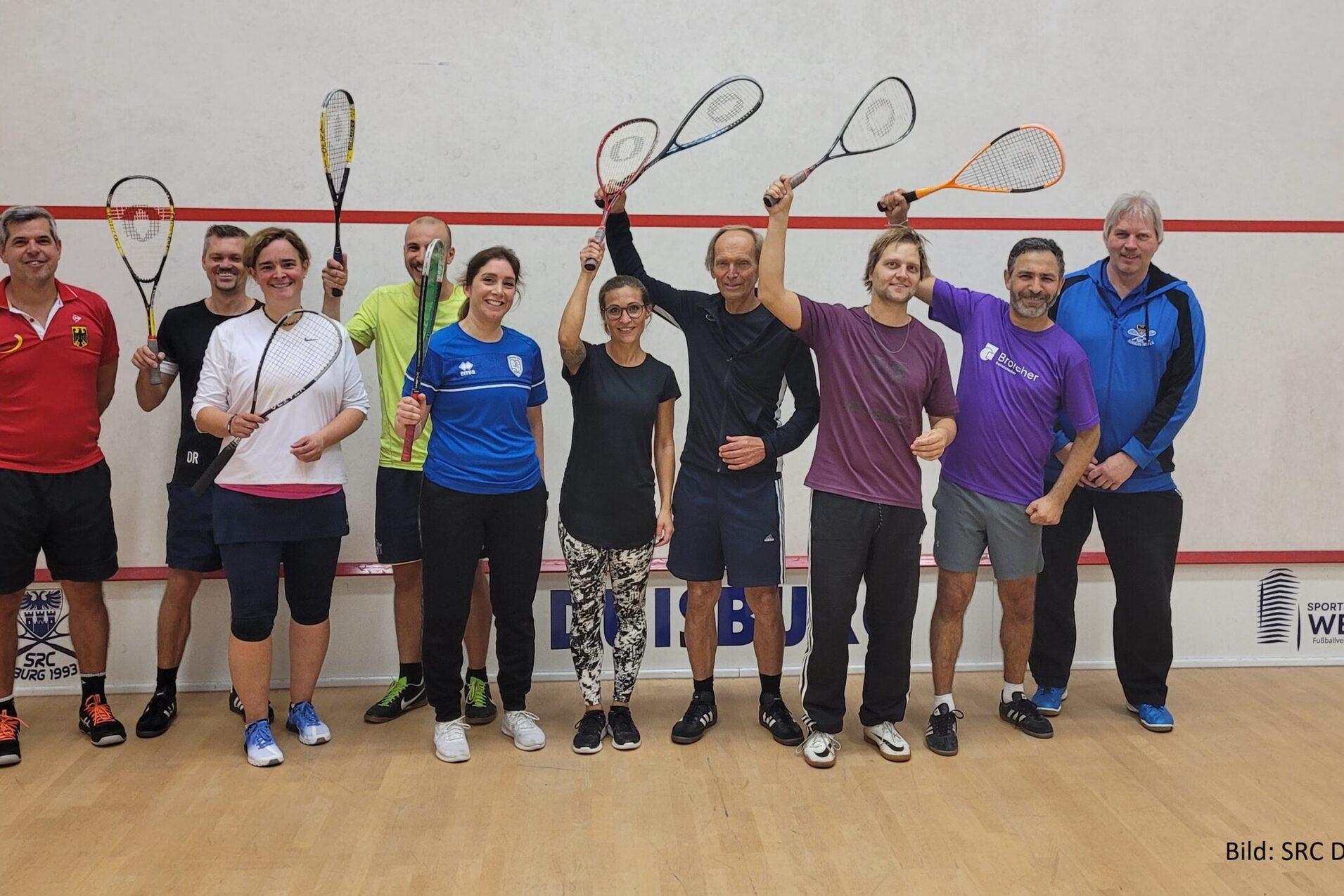 Rainer Westphal vom SRC Duisburg (re) und Chef-Bundestrainer Oliver Pettke (li) mit den teilnehmenden Sportlehrer*innen - Bild: SRC Duisburg