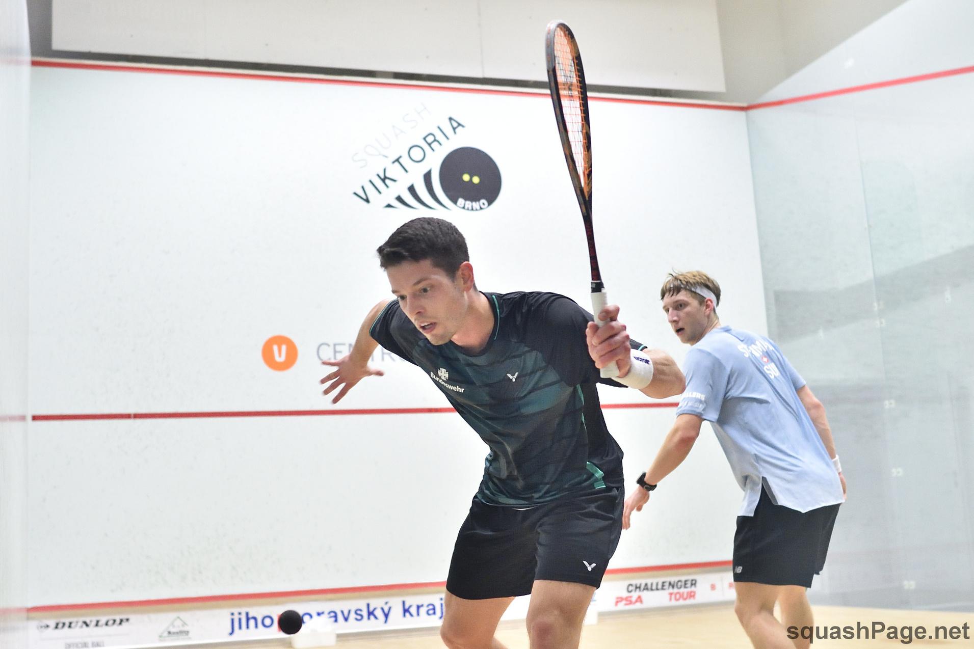 Raphael Kandra (li) im Spiel gegen Dimitri Steinmann - Bild: squashPage.net
