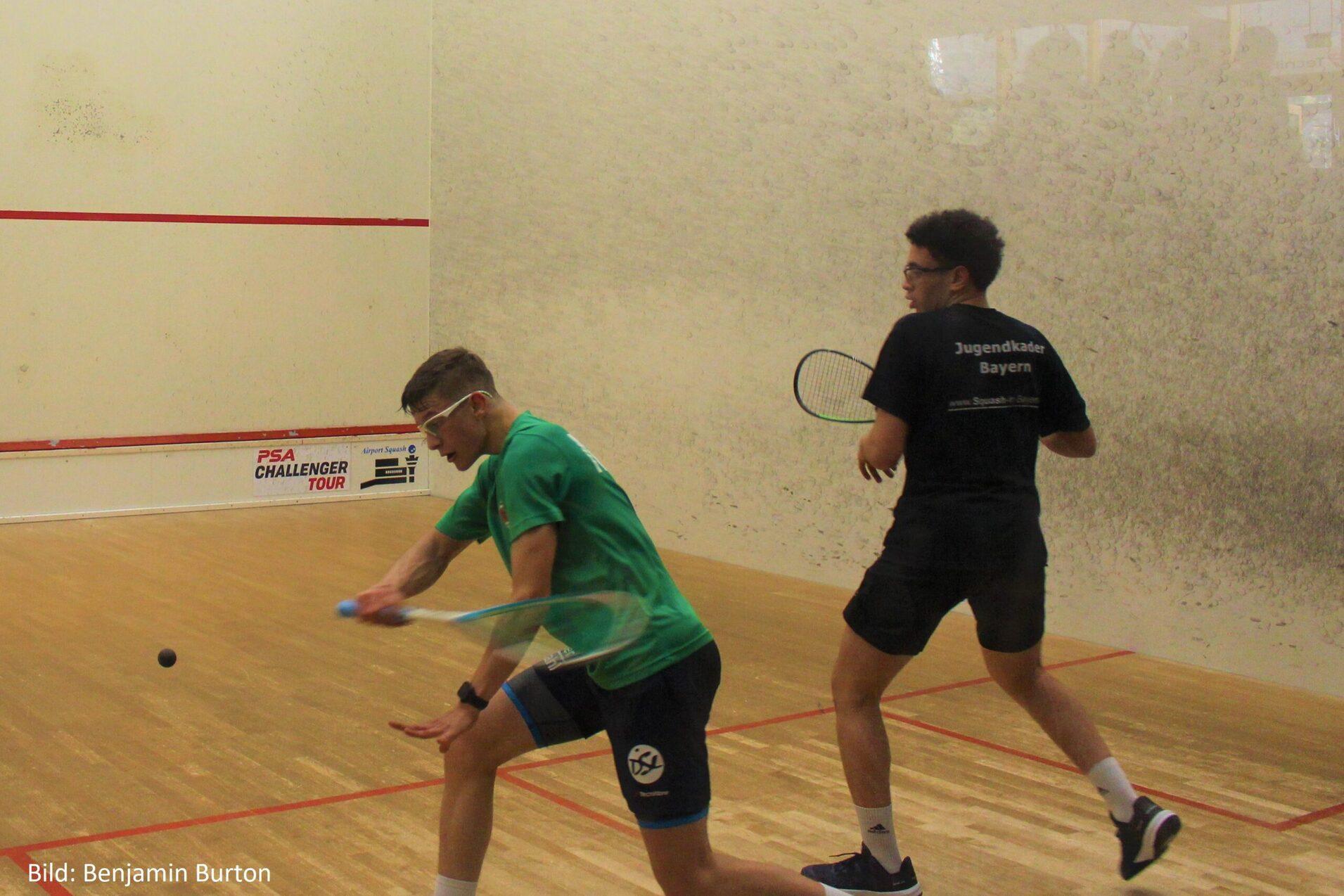 Dennis Welte (li) gewinnt das Finale der Jungen Leistungsklasse 1 in vier S&auml;tzen gegen Youssef Elgammal - Bild: Benjamin Burton