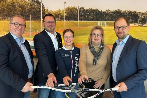 PSC-Pr&auml;sident Andreas Preising, DSQV-Pr&auml;sident Michael G&auml;de, PSC-Gesch&auml;ftsf&uuml;hrerin Anna Wedeg&auml;rtner, DSQV-Sportdirektorin Karin Krasenbrink und Ahorn-Sportpark-Gesch&auml;ftsf&uuml;hrer Ralf Pahlsmeier (v.l.n.r.) trafen sich