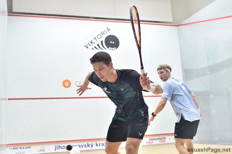 Raphael Kandra (li) im Spiel gegen Dimitri Steinmann - Bild: squashPage.net