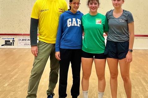 Thilo Gebhardt (li) vom Squash Verband Berlin Brandenburg mit den auf dem Podest platzierten M&auml;dchen der Leistungsklasse 1: Mariam Ayad, Lea-Iris Murizzi und Julia Gillich (v.l.n.r.) - Bild: Benjamin Burton