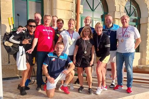 Ein Gro&szlig;teil der deutschen Squashmasters auf Malta