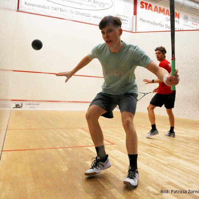 Yannik Omlor (li) gewann das Herren A - Finale in vier S&auml;tzen gegen Valentin Rapp (re) - Bild: Patricia Zornig
