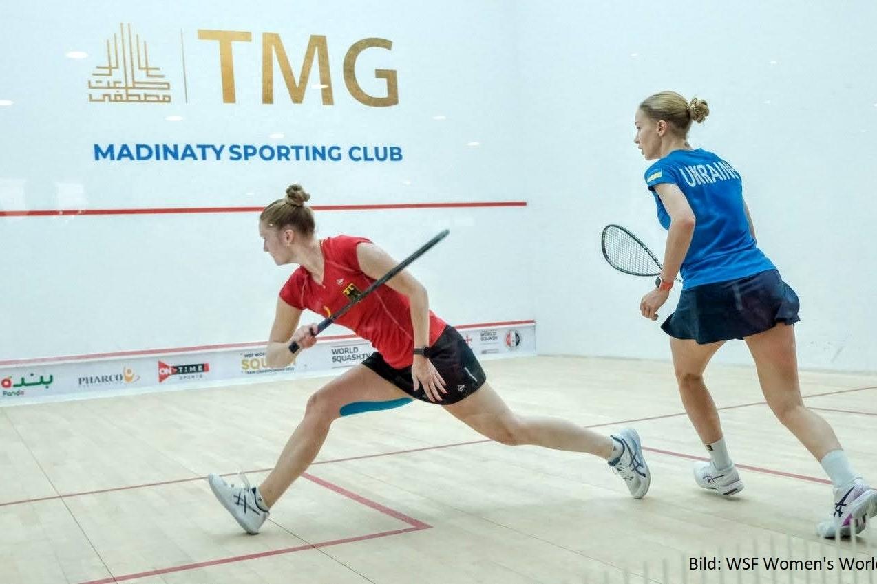 Saskia Beinhard (li) im Spitzenspiel gegen Anastasiia Kostiukova - Bild: WSF Women's World Teams 2022