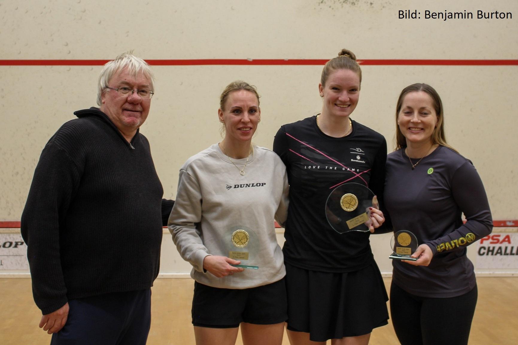 Turnierausrichter Jeff Burton mit Sharon Sinclair, Saskia Beinhard und Mareike Omlor - Bild: Benjamin Burton