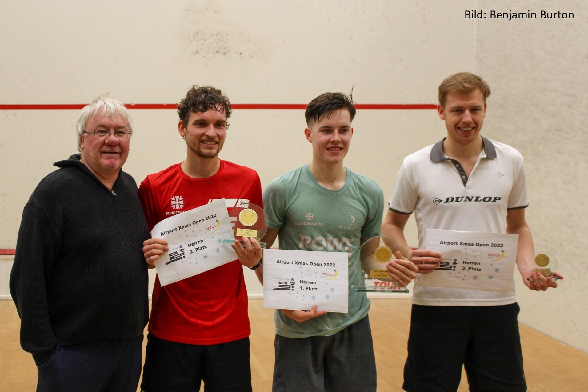 Jeff Burton mit Valentin Rapp, Yannik Omlor und Johannes Dehmer-Saelz - Bild: Benjamin Burton