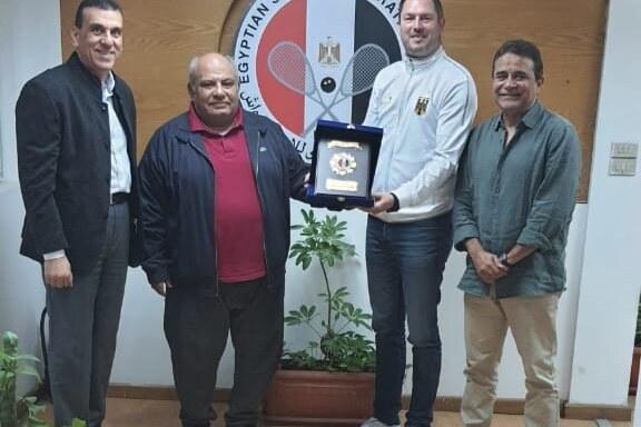 V.l.n.r.: Hossam Ragab, Vize-Pr&auml;sident des &auml;gyptischen Squash Verbandes, Assem Khalifa, Pr&auml;sident des &auml;gyptischen Squash Verbandes, Michael G&auml;de, Pr&auml;sident des Deutschen Squash Verbandes, und Ashraf Hanafi, Technischer Consul