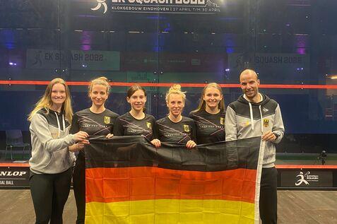 Saskia Beinhard, Physiotherapeutin Rosemarie Bittner, Maya Weishar, Sharon Sinclair, Katerina Tycova und Damen-Bundestrainer Bart Wijnhoven (v.l.n.r.) freuen sich auf die anstehende Team WM im &auml;gyptischen Kairo.