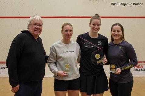 Turnierausrichter Jeff Burton mit Sharon Sinclair, Saskia Beinhard und Mareike Omlor - Bild: Benjamin Burton