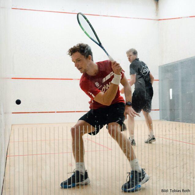 Valentin Rapp (am Ball) siegt in drei S&auml;tzen gegen Johannes Dehmer-Saelz - Bild: Tobias Roth