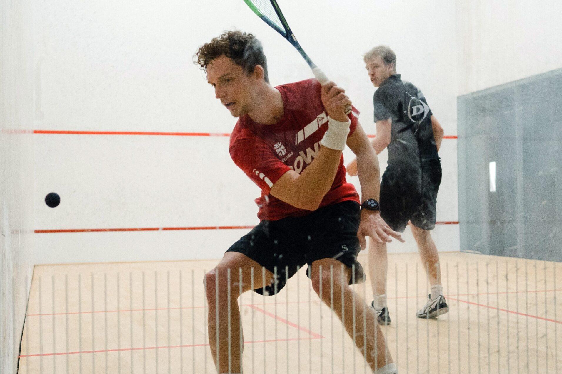 Valentin Rapp (am Ball) siegt in drei S&auml;tzen gegen Johannes Dehmer-Saelz - Bild: Tobias Roth