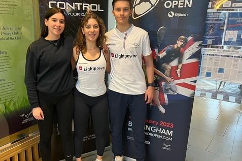 Maya Weishar, Lea-Iris Murrizi und Dennis Welte (v.l.n.r.) bei den British Junior Open 2023 (es fehlen auf dem Foto: Yasmin und Dahlia Cherian)