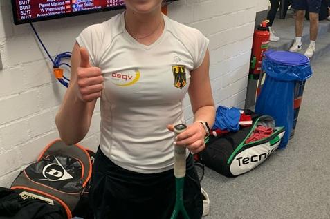 Maya Weishar gewinnt ihr Auftaktmatch bei den German Junior Open - Bild: DSQV
