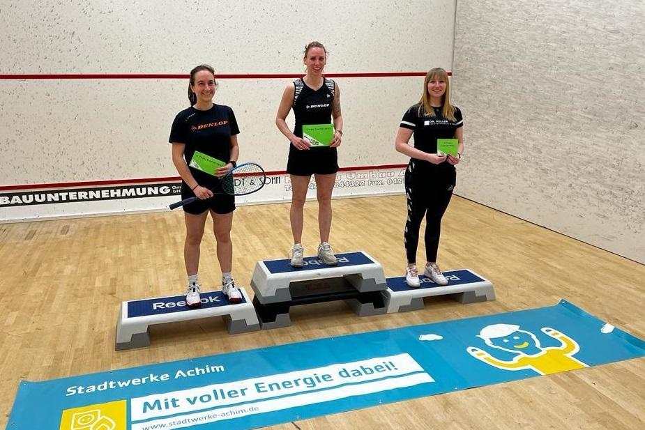 Die Podestplatzierten der Damen (v.l.n.r.): Aylin G&uuml;nsav, Sharon Sinclair und Deborah Riedel - Bild: SC Achim-Baden