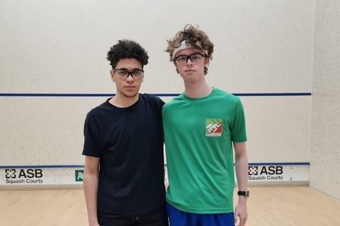 Youssef Elgammal (li) gewinnt das Jungen-Finale gegen Fabian Igelbrink (re)