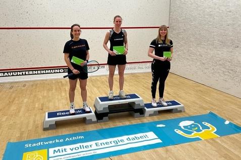 Die Podestplatzierten der Damen (v.l.n.r.): Aylin G&uuml;nsav, Sharon Sinclair und Deborah Riedel - Bild: SC Achim-Baden