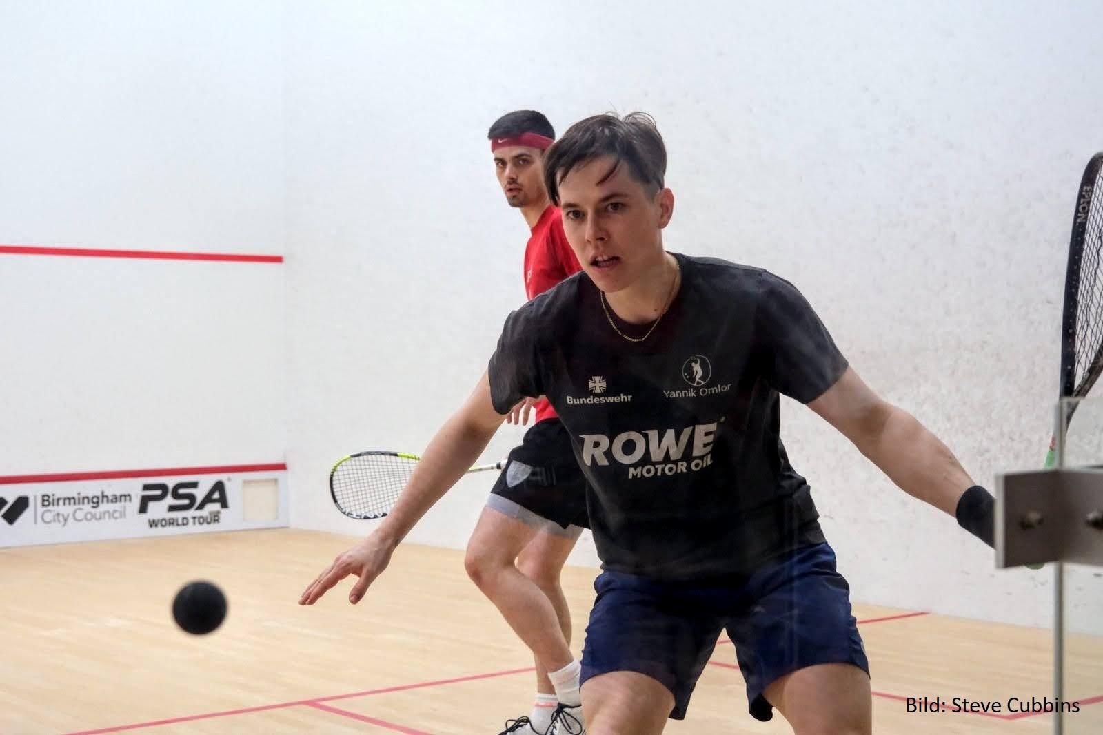 Yannik Omlor (am Ball) verliert im WM-Quali-Finale gegen den topgesetzten Curtis Malik - Bild: Steve Cubbins