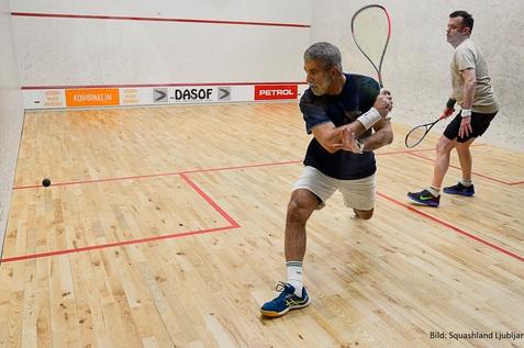 Armin Hameed (li) gegen Nick Staunton im Finale der M40+ - Bild: Squashland Ljubljana