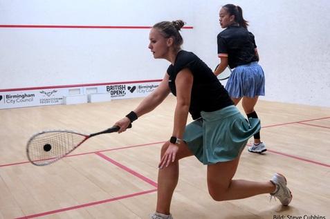 Katerina Tycova (li) unterliegt Ainaa Amani im WM-Quali-Finale in vier S&auml;tzen - Bild: Steve Cubbins