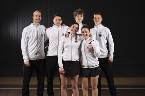 Bundestrainer Nachwuchs Simon R&ouml;sner (li) mit der deutschen U19-Nationalmannschaft - Bild: Rebecca Bidinger