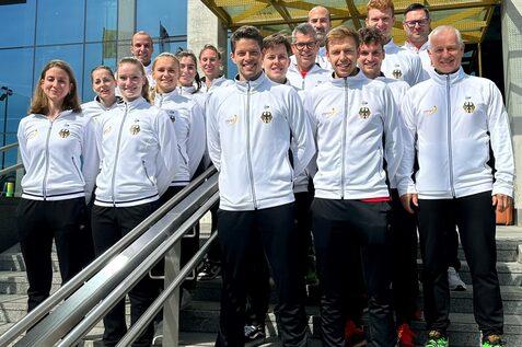 Die deutsche Nationalmannschaft der Frauen und M&auml;nner bei der Team EM 2023 inkl. Bundestrainer, Physiotherapieverantwortlicher und DSQV-Pr&auml;sident Michael G&auml;de (2.v.r.) - Bild: Renan Lavigne