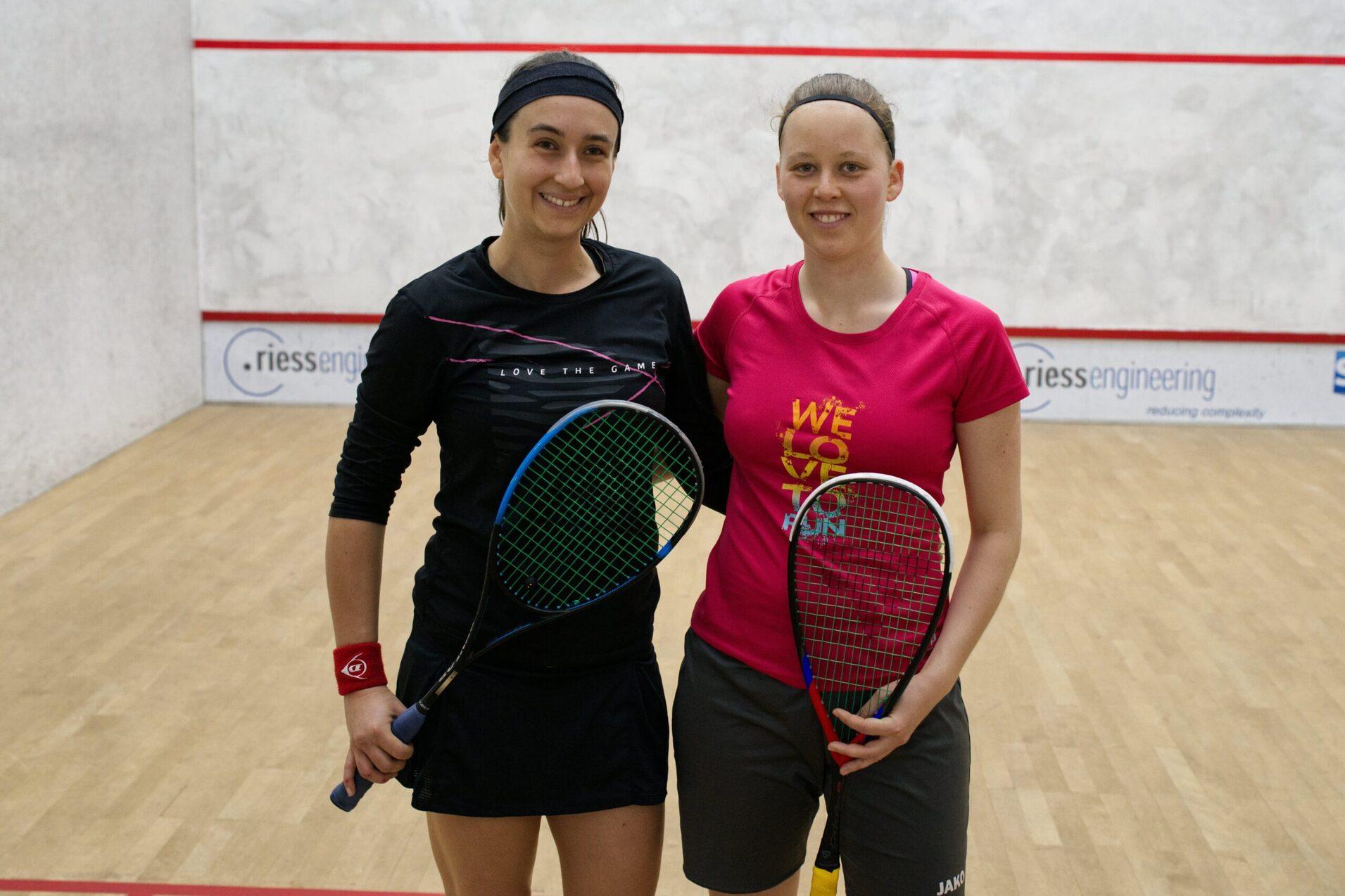 Eva Nistler (re) gewinnt bei den Frauen gegen Aylin G&uuml;nsav in vier S&auml;tzen - Bild: Matthias Berkemeyer