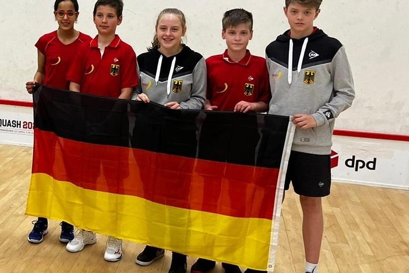 Das letztj&auml;hrige U15-Team bei der Team EM 2022, von dem die Jungen erneut alle mit im U15-Kader sind und Mariam Ayad (li) in diesem Jahr in das U17-Team aufr&uuml;ckt - Bild: DSQV
