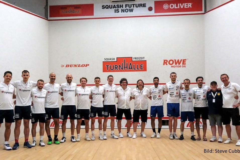 Diepholz (re) bezwingt den amtierenden Meister Paderborn (li) - Bild: Steve Cubbins