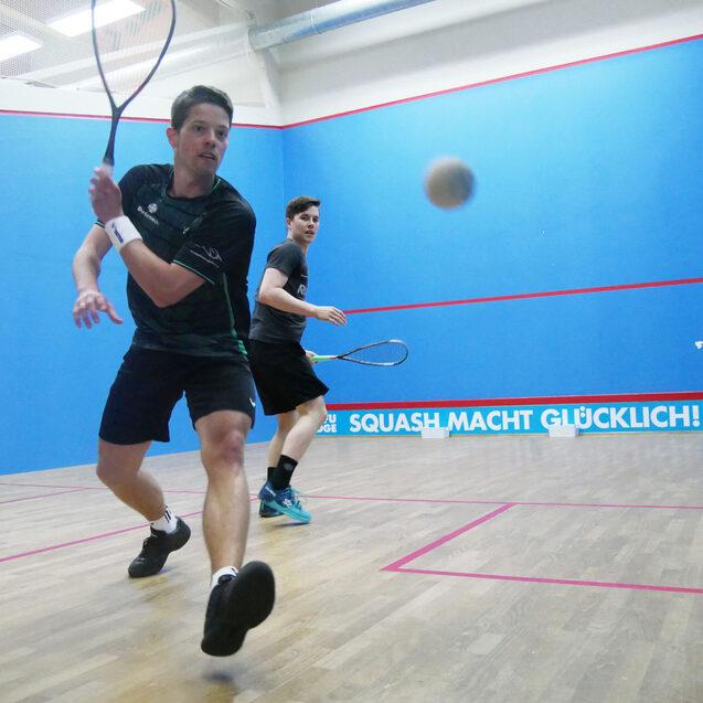 Szene aus dem Männer A - Finale: Raphael Kandra (am Ball) und Yannik Omlor - Bild: DSQV - Lennard Jessen